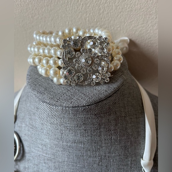 Bundle/Set. Silver Tone/Pearls/Rhinestones Necklace, Bracelet & Earrings. - Picture 3 of 8